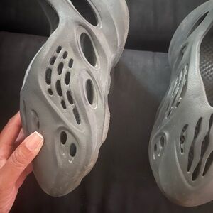 Yeezy authentic slides